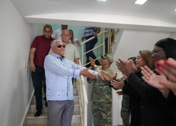 Colaboradores despiden a Radhamés González de la Operadora Metropolitana de Servicios de Autobuses OMSA