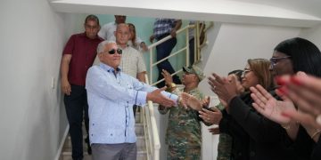 Colaboradores despiden a Radhamés González de la Operadora Metropolitana de Servicios de Autobuses OMSA