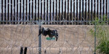EE.UU. pintará de negro el muro fronterizo para ‘quemar’ a quienes intenten cruzarlo