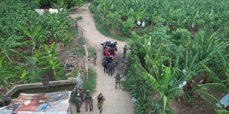 Con drones Ejército localiza y detiene a 17 haitianos indocumentados que se ocultaban en un platanal en Mao