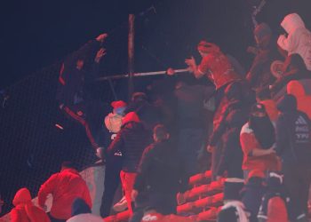 Graves disturbios detienen juego de fútbol entre equipos de Argentina y Chile