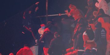 Graves disturbios detienen juego de fútbol entre equipos de Argentina y Chile