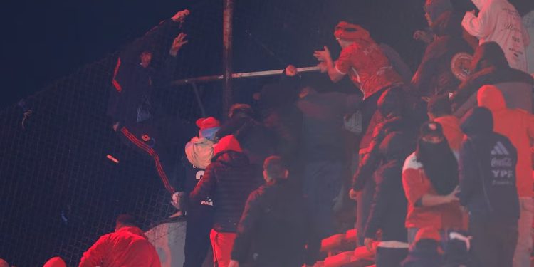 Graves disturbios detienen juego de fútbol entre equipos de Argentina y Chile