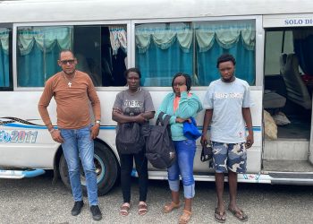 Detienen chofer de minibús transportaba a indocumentados y le ocupan pasaportes haitianos y otros documentos en San Juan de la Maguana