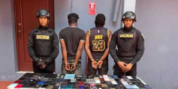 Policía Nacional apresa a dos haitianos por posesión de más de 190 celulares robados y ocho tabletas en el Distrito Nacional