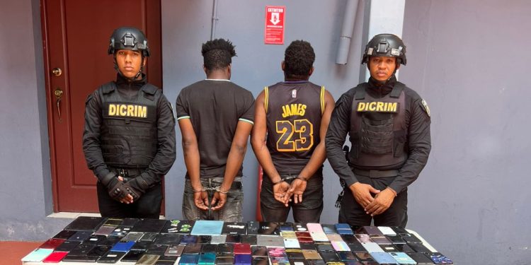 Policía Nacional apresa a dos haitianos por posesión de más de 190 celulares robados y ocho tabletas en el Distrito Nacional