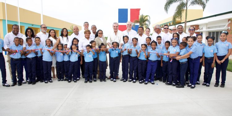 Presidente Abinader inaugura tres nuevos centros educativos que beneficiarán a 2,960 estudiantes