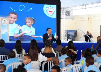 Sanz Lovatón llama a las aulas a más de 2 millones de estudiantes en primer día oficial de clases