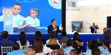 Sanz Lovatón llama a las aulas a más de 2 millones de estudiantes en primer día oficial de clases