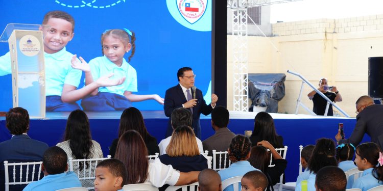 Sanz Lovatón llama a las aulas a más de 2 millones de estudiantes en primer día oficial de clases