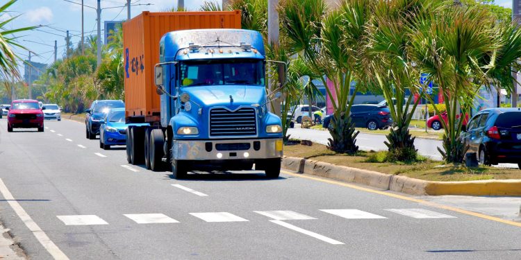 INTRANT llama a transportistas de carga a circular por el carril derecho en autopistas y carreteras