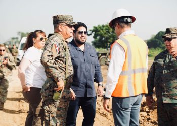 Ministro de Defensa de RD y Subsecretario de Defensa de EE.UU. recorren frontera domínico-haitiana de Manzanillo a Dajabón