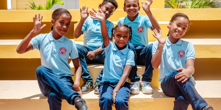 Inicia entrega bono "Arranca a Mil" a más un millón de estudiantes