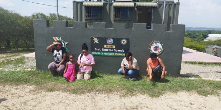 Ejército detiene a indocumentados detectados con drones en una zona boscosa de El Carrizal en Elías Piña