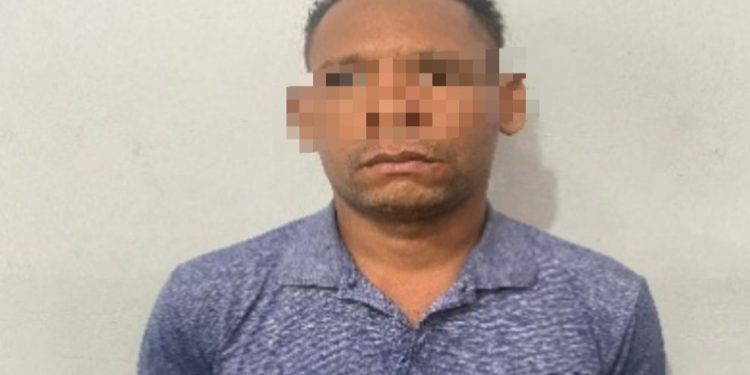 Policía captura en flagrancia a hombre acusado de homicidio por viejas rencillas en Peralvillo, Monte Plata