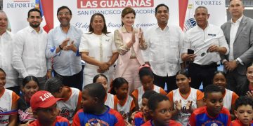 Raquel Peña y Kelvin Cruz entregan el Techado Multiusos en Las Guáranas