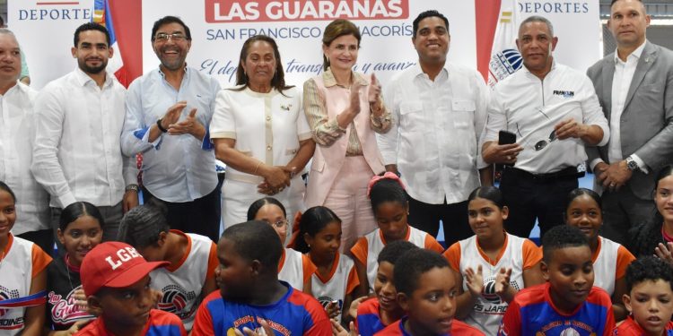 Raquel Peña y Kelvin Cruz entregan el Techado Multiusos en Las Guáranas