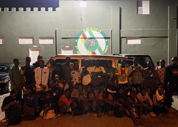 Detienen a 27 indocumentados en un miniván en San Juan de la Maguana