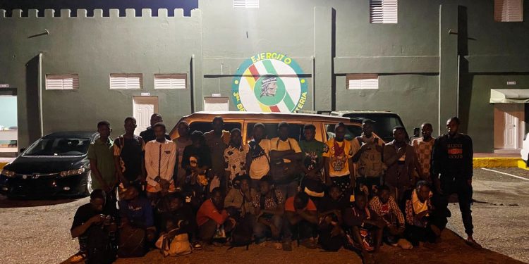 Detienen a 27 indocumentados en un miniván en San Juan de la Maguana