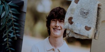 Demandan a ChatGPT por ayudar a un adolescente a quitarse la vida