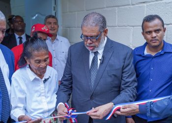 Modesto Guzmán entrega vivienda reconstruida y amueblada a señora en Boca Chica