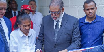 Modesto Guzmán entrega vivienda reconstruida y amueblada a señora en Boca Chica