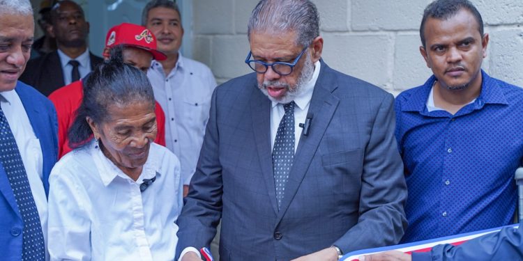 Modesto Guzmán entrega vivienda reconstruida y amueblada a señora en Boca Chica