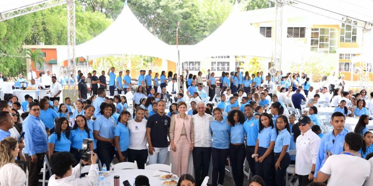 Junto a la vicepresidenta Raquel Peña senador Ricardo de los Santos entrega importantes obras en Sánchez Ramírez