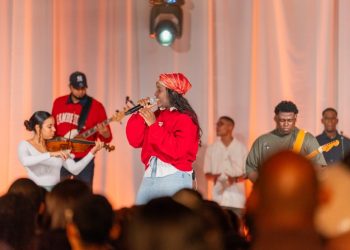 Cantante cristiana Raisa Díaz impacta con el clamor ardiente de su tema "Revela"