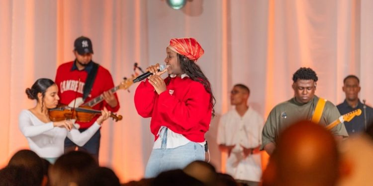 Cantante cristiana Raisa Díaz impacta con el clamor ardiente de su tema "Revela"