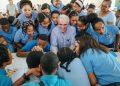 Ministro Luis Miguel De Camps motiva a jóvenes a soñar en grande al participar en almuerzo escolar en Centro Educativo Altagracia Lucas de García, en San Cristóbal