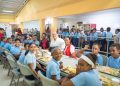 Director ejecutivo del INABIE supervisa alimentación escolar y comparte almuerzo con estudiantes