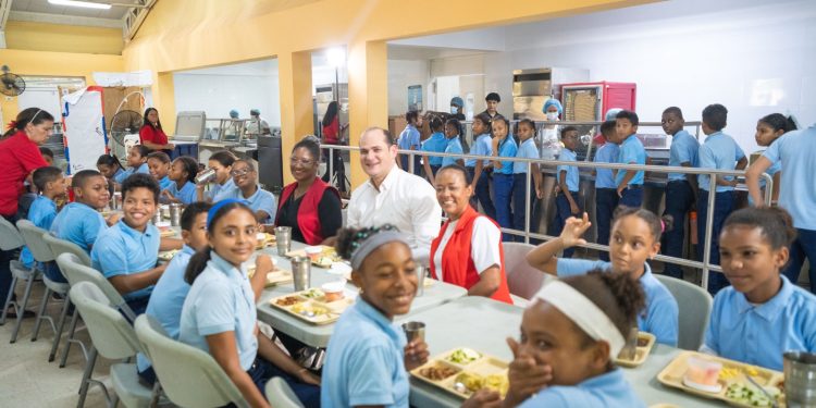 Director ejecutivo del INABIE supervisa alimentación escolar y comparte almuerzo con estudiantes