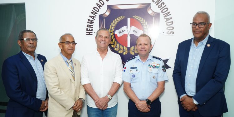 Comandante General de la Fuerza Aérea Visita La Hermandad de Veteranos