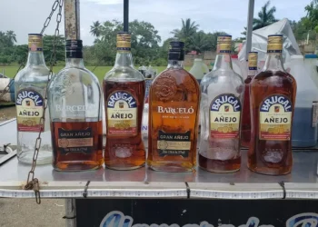 Salud Pública decomisa alcohol adulterado durante fiestas en Samaná