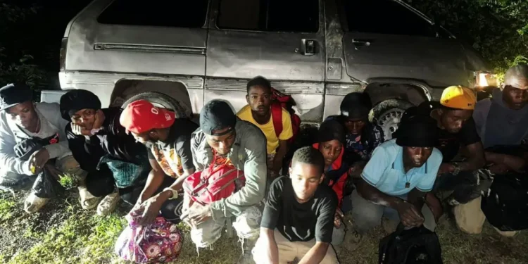 Ejército detiene a 11 indocumentados abandonados en vehículo en San Juan de la Maguana