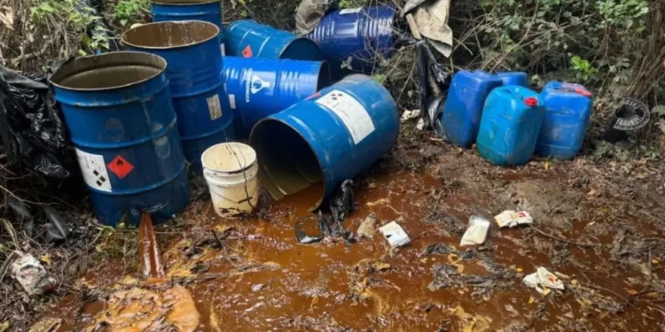 Policía desmantela fábrica clandestina de alcohol adulterado en Los Ríos, provincia Independencia