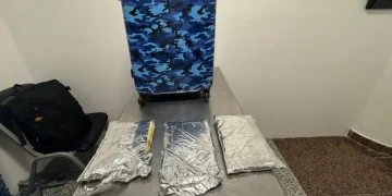 Detienen extranjero intentó viajar a España con tres láminas de presunta cocaína oculta en maleta