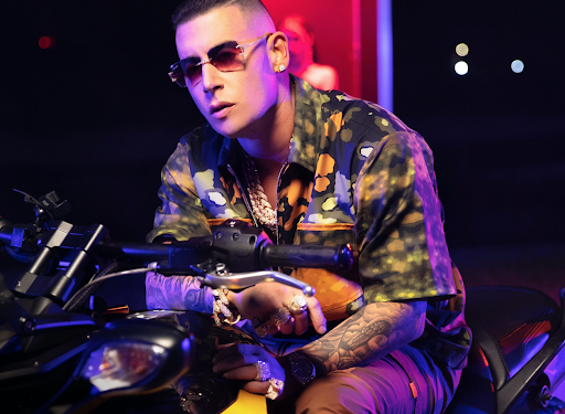 Asaltantes amordazan a Cosculluela durante robo en su residencia