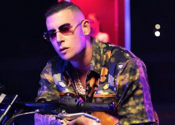 Asaltantes amordazan a Cosculluela durante robo en su residencia