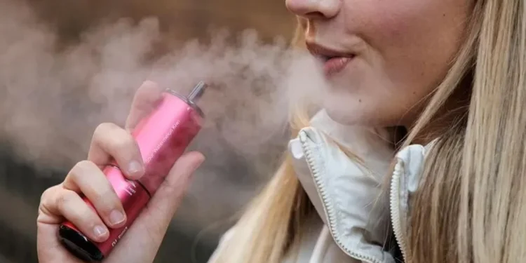 Singapur castigará con 15 latigazos y hasta 20 años de cárcel a proveedores de vapeadores