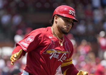 Jugador Willson Contreras lanza bate contra coach tras ser expulsado