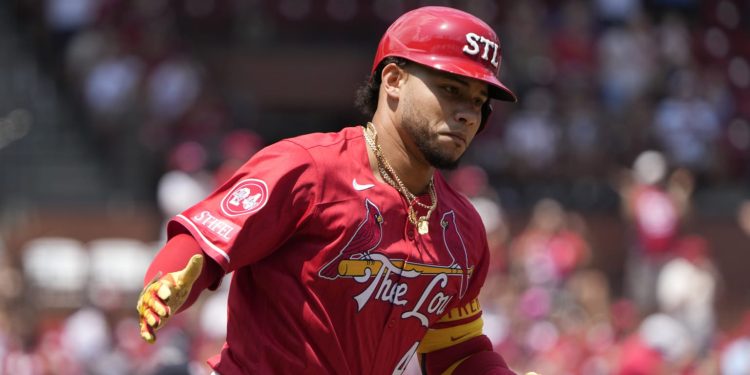 Jugador Willson Contreras lanza bate contra coach tras ser expulsado