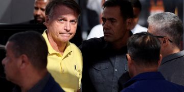 Jair Bolsonaro permanecerá internado bajo observación médica tras sufrir una crisis de hipo y vómitos