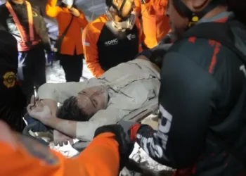 Colapso de un internado en Indonesia: al menos un muerto y búsqueda contra reloj entre los escombros de 38 desaparecidos