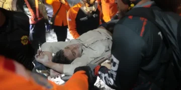 Colapso de un internado en Indonesia: al menos un muerto y búsqueda contra reloj entre los escombros de 38 desaparecidos