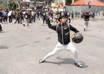 Protestas y represión en Nepal: Renuncia el primer ministro