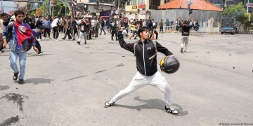 Protestas y represión en Nepal: Renuncia el primer ministro