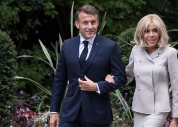 Los Macron presentarán pruebas científicas para demostrar que Brigitte es mujer