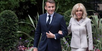 Los Macron presentarán pruebas científicas para demostrar que Brigitte es mujer